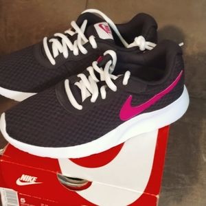 Women's size 5 Nike Tanjun shoes, Black and hot pink